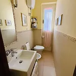 בית נופש 50m From A Stunning, Exclusive Coastal - 4 Bedrooms House